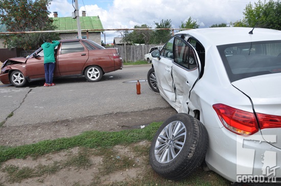 Оба автомобиля двигались по ул. Советской в Подстепках