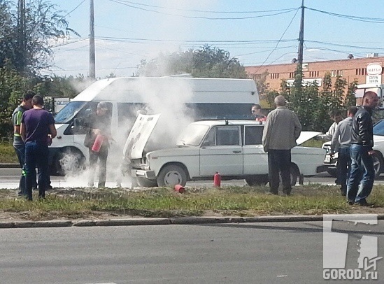 Тольятти дымка. ВАЗ 2106 закипела столб дыма.