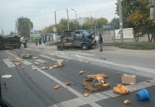 Дыни рассыпались по всей дороге