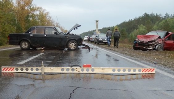 В вазовской малолитражке пострадали водитель и пассажир 