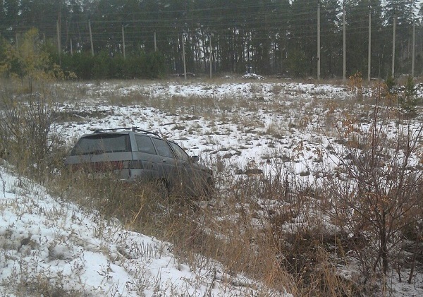 Автомобиль вылетел в поле