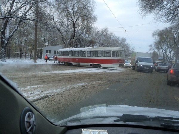 Электротранспорт перегородил дорогу