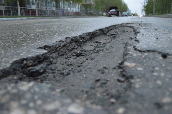 Яма на перекрестке Комсомольской и Ленина в Тольятти