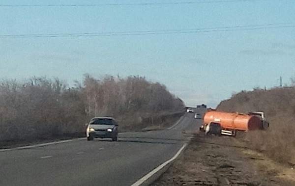 Занесло полуприцеп на сухой дороге