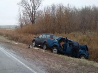 От удара автомобили съехали в кювет 