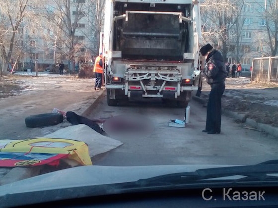 Женщина погибла под колесами мусоровоза на Механизаторов