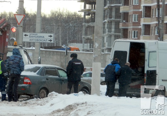 Тело убитого грузят в труповозку