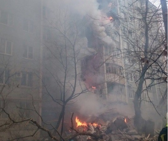 На месте взрыва в Волгограде - кругом огонь 
