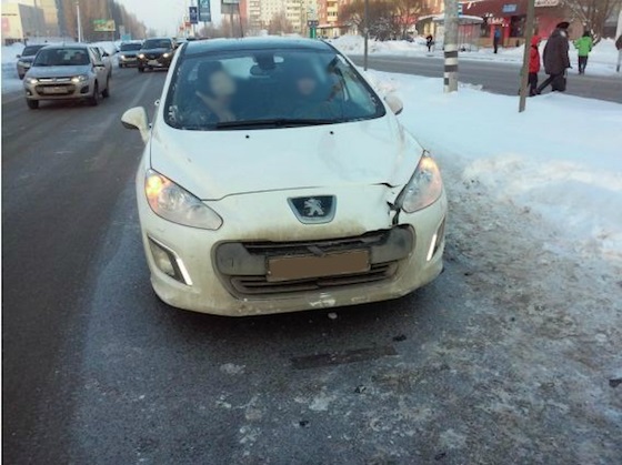 Девочка и бабушка попали под колеса "Пежо"