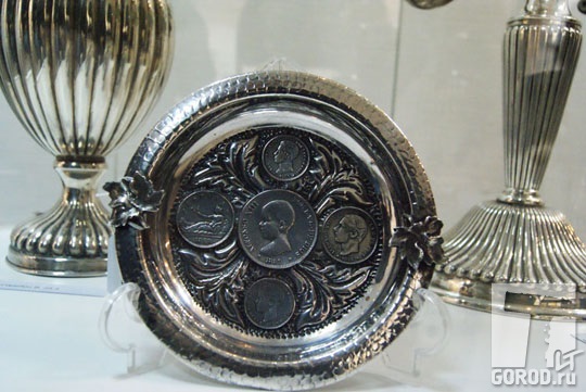 Декоративная тарелка с пятью монетами, Испания, XIX век