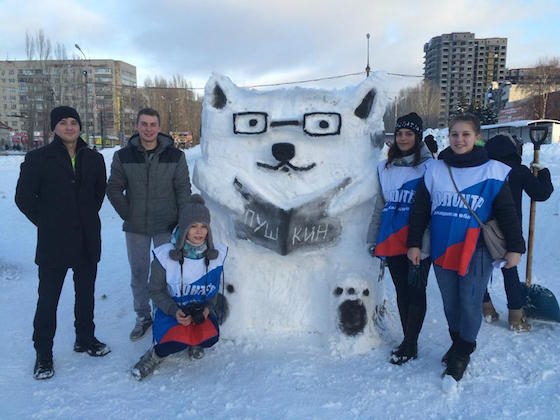 Одна из снежных скульптур на Центральной площади Тольятти