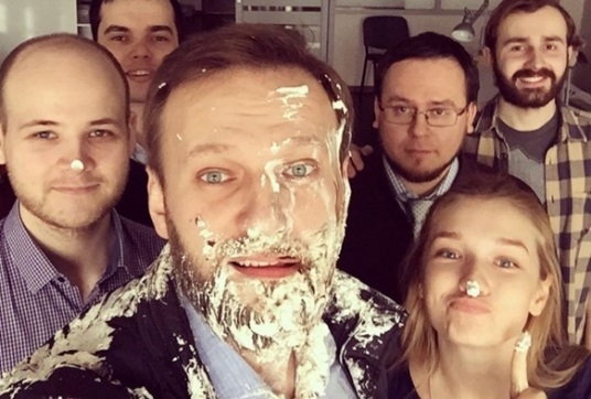 Теперь с Навальным все хотят сделать селфи