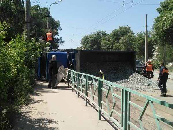 А где-то ждут щебень, чтобы отремонтировать дорогу