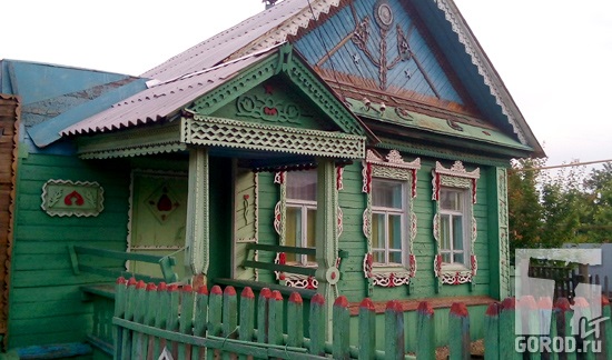 Старый дом на Чкалова испещрен разноцветной резьбой 