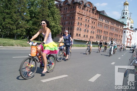 Движение велоколонны по улицам Тольятти