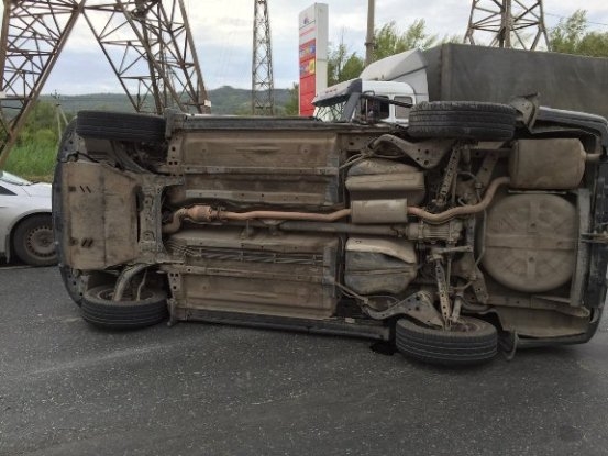 Один из автомобилей перевернулся