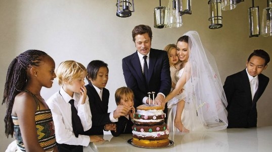 Питт и Джоли умели изобразить счастливую семью