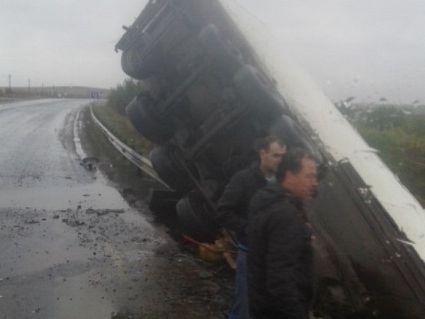 Полуприцеп пока стоит почти вертикально