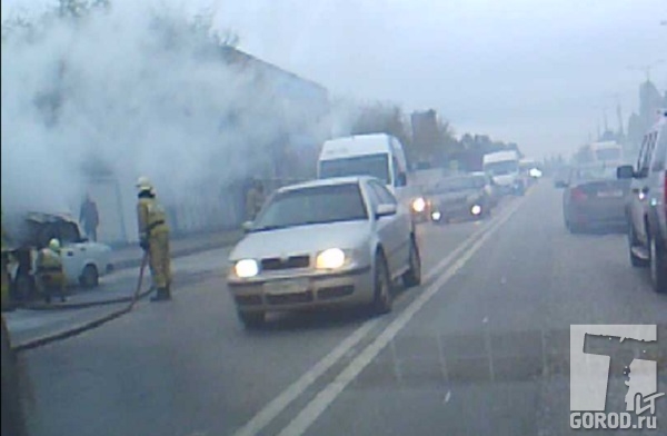 Пожарные осматривают автомобиль