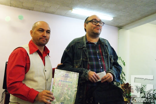 Сергей Сумин вручает приз поэту Айвенго