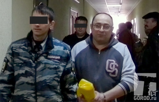Кадырова в наручниках ведут в зал судебных заседаний