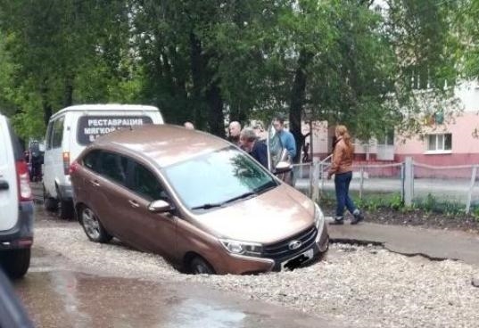 Самара, автомобиль LADA XRay провалился в землю