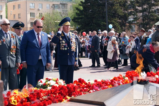 Возложение цветов к Вечному Огню