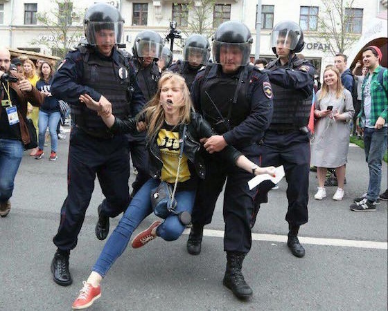 Задержание на праздновании Дня России в Москве