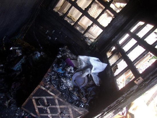 Пожар уничтожил жилье матери и дочери в Октябрьске 