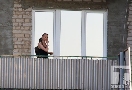 Жильцы наблюдают с балконов