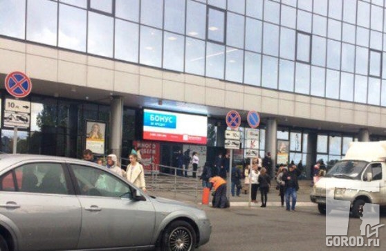 Посетители покидают один из тольяттинских ТЦ
