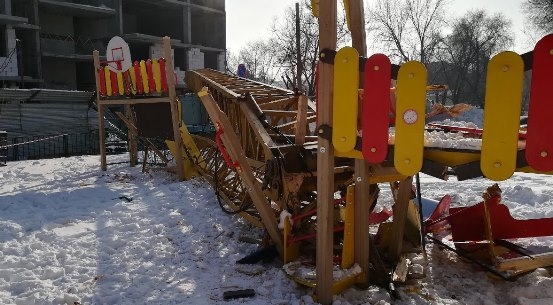 В Тольятти кран рухнул прямо на детскую площадку 