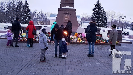 Зимняя вишня день траура. Траур в Тольятти. Девушка на фоне памятника славы зимой. Траур в Тольятти сегодня.