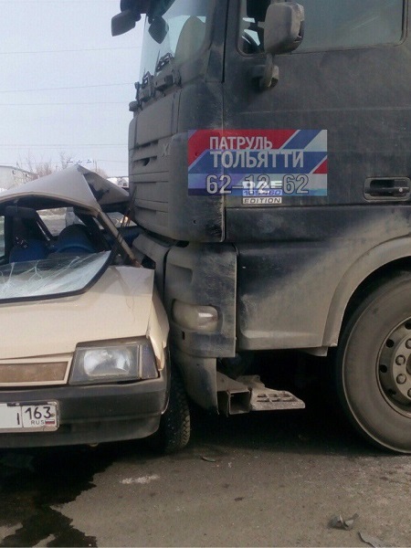 Основной удар пришелся в водительскую дверь