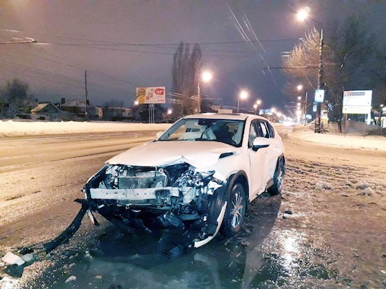 Водитель "Мазды" получил травму головы