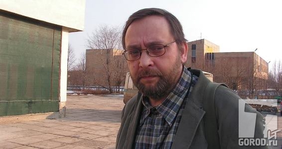 Михаил Угаров на площадке перед филиалом театра Колесо 