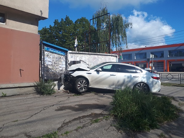 Только стена остановила горе-гонщика