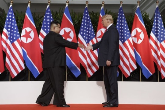 Дональд Трамп и Ким Чен Ын обменялись рукопожатием 
