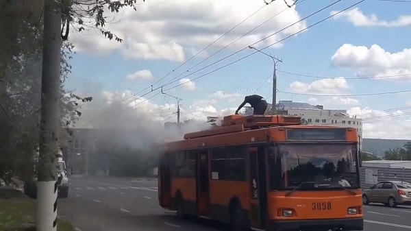 Водитель ведет борьбу с пожаром