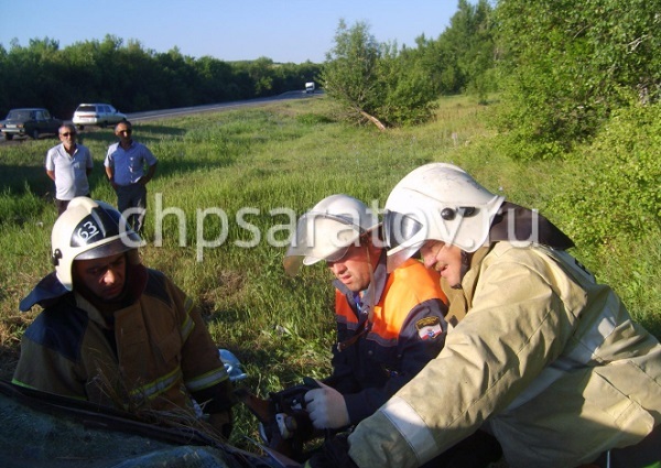 Спасатели пытаются деблокировать пострадавших