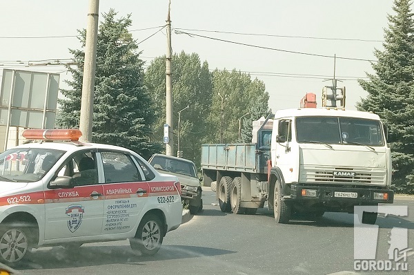 Давил камаз. КАМАЗ давит Волгу. Человек передавленный КАМАЗОМ.