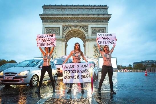 Акция FEMEN у Триумфальной арки 