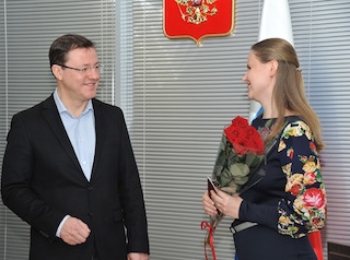 Д. Азаров поздравляет новых граждан РФ