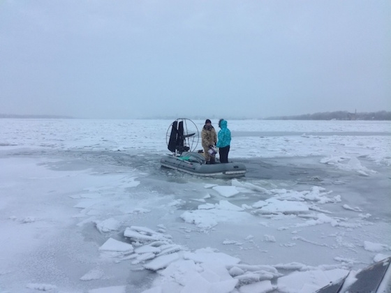 Аэролодка попала в полынью и стала набирать воду