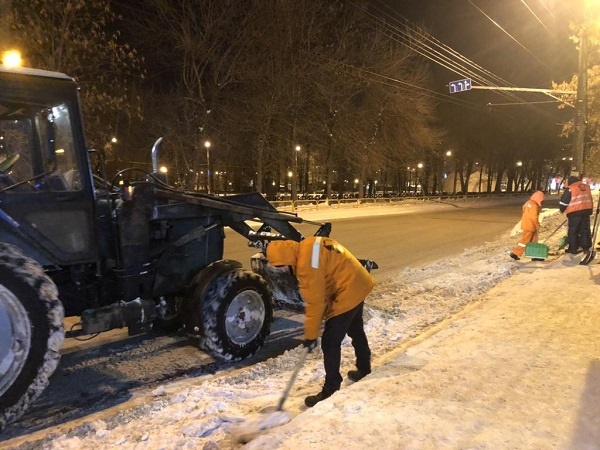 Бригада работает на остановке общественного транспорта