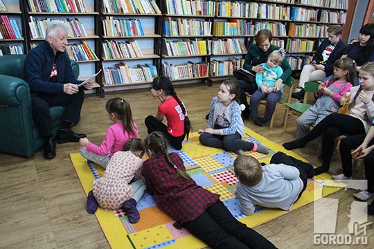 Владимир Коренной читает сказку детям