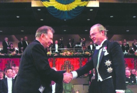 2000 г., Жорес Алферов получает Нобелевскую премию 