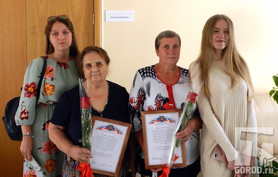 Анастасия Коновалова и Татьяна Костарева с внучками