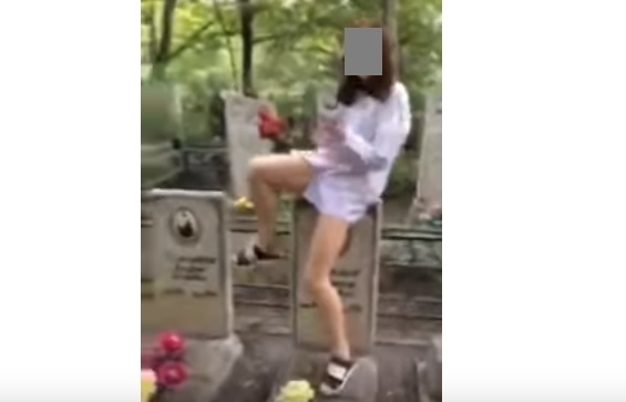 Юная жительница Хабаровска развлекается на кладбище