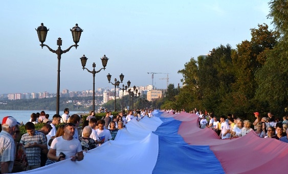 Самый длинный флаг России растянули по 2-й очереди набережной 